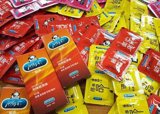 買(mǎi)的避孕套包裝外有油